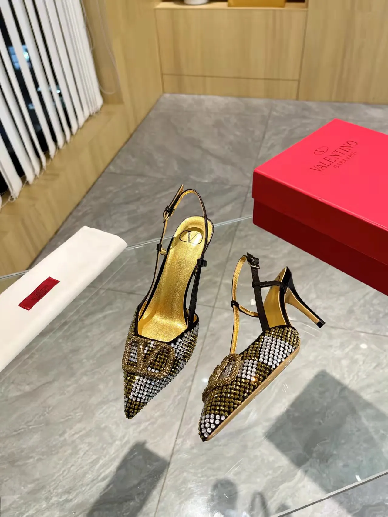 👟👟Ex-factory price 440👟👟 Genuine leather sole + 40 Kloesch diamond buckle Valentino.Valentino big v buckle single shoes ㊙️Latest series of counter genuine version with perfect details. Authentic products are made one to one. All details are consistent with genuine ones. The upper foot is very pedicure type. The key point is that it is very good and easy to control. It does not wear the feet and does not tire the feet. It is a walking artifact. The last shape is completely compared to the counter. The details are perfect. It is impossible to make such an exquisite product without the original version. Exclusive molded brass color. The highest version on the market. Fabric: imported sheepskin, lining and foot pads are all sheepskin. Color: 13 colors available. Sizes (34 to 42). Customized size 34 and 42. Non-returnable and non-exchangeable. Heel height: 7CM. Rubber sole. Genuine leather sole +40